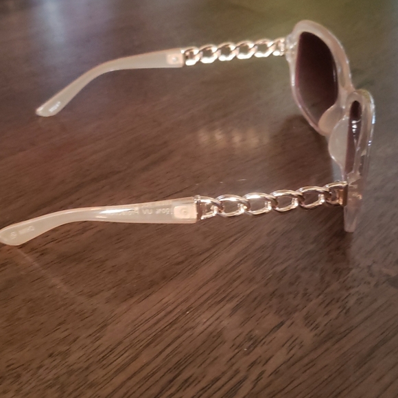 Sunglasses deal. Free pair with bundle over 75$!! - Picture 7 of 13